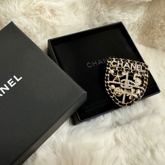 Chanel Pearl Diamond Strass Sergeant Shield Badge Pin Brooch - Picture 1 of 9